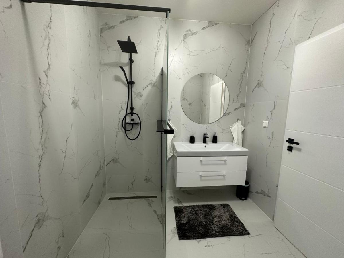 Klimatizovany Apartmanovy Dom S Virivkou, 9A Senec Esterno foto