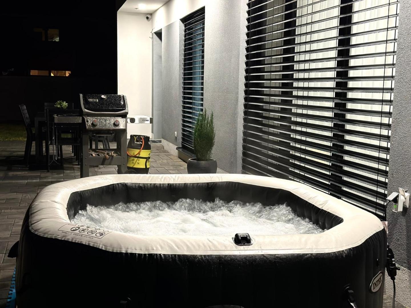 Klimatizovany Apartmanovy Dom S Virivkou, 9A Senec Esterno foto