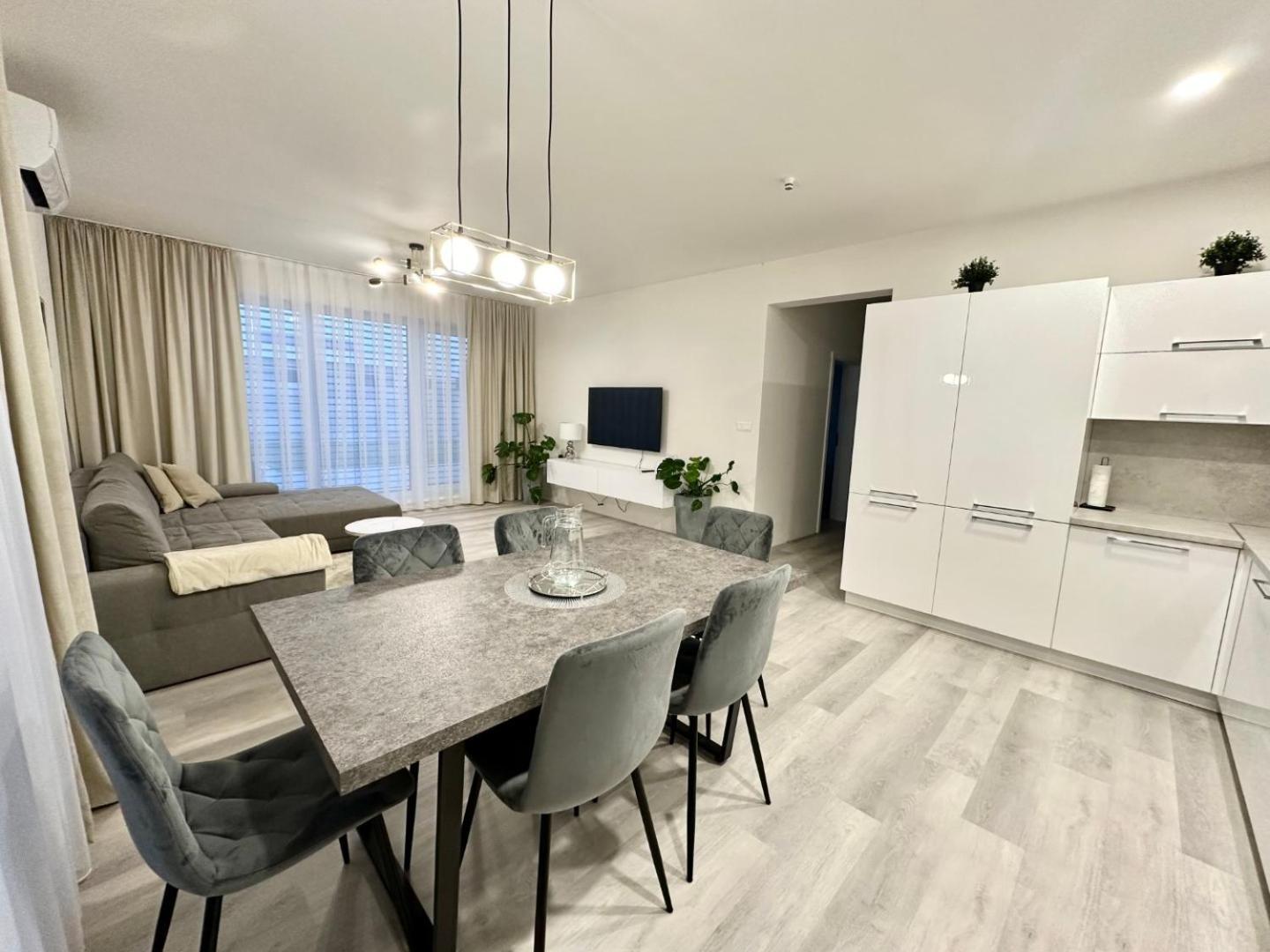 Klimatizovany Apartmanovy Dom S Virivkou, 9A Senec Esterno foto